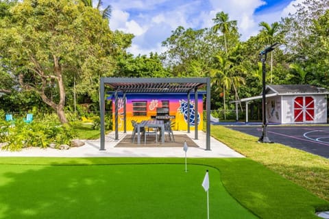 Stunning 8 bedroom Villa with Pool Basketball Pickleball BBQ Mini-golf and more Villa in Golden Glades