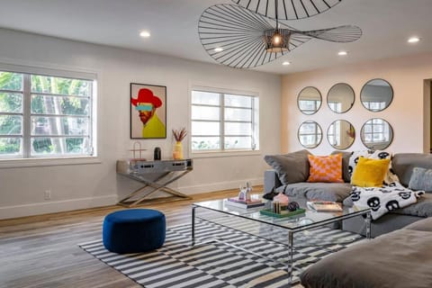 Stunning 8 bedroom Villa with Pool Basketball Pickleball BBQ Mini-golf and more Villa in Golden Glades