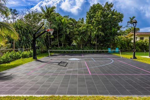 Stunning 8 bedroom Villa with Pool Basketball Pickleball BBQ Mini-golf and more Villa in Golden Glades