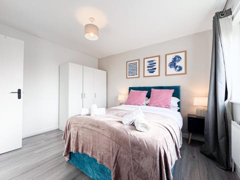 Bed, Photo of the whole room, Bedroom, heating, internet, towels, wardrobe