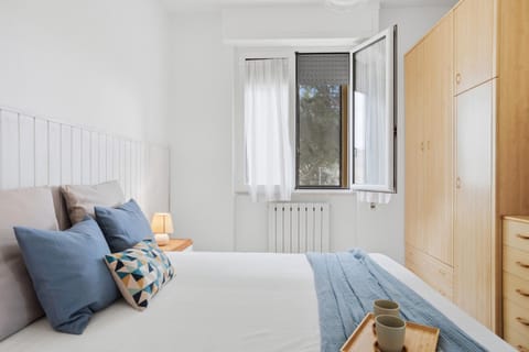 Bed, Photo of the whole room, Bedroom, internet, wardrobe