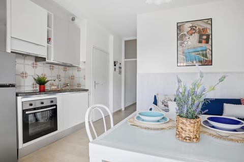 Kitchen or kitchenette, Dining area, oven, stove