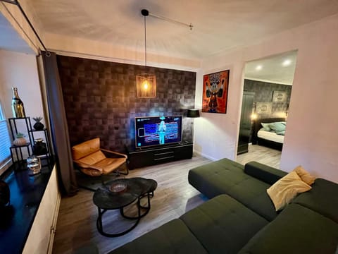 Bed, TV and multimedia, Living room, Photo of the whole room, Seating area, Bedroom