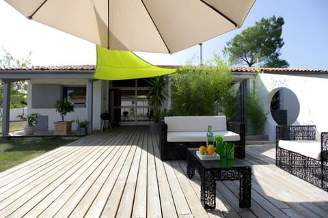 Property building, Balcony/Terrace, Living room