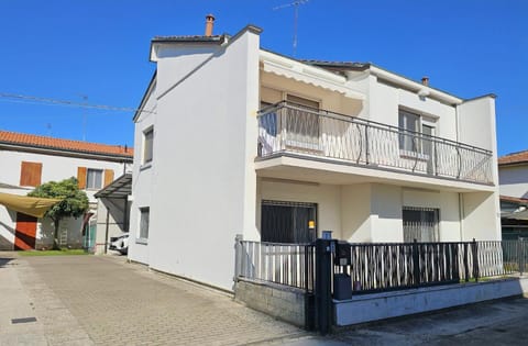 Property building, Day, Balcony/Terrace