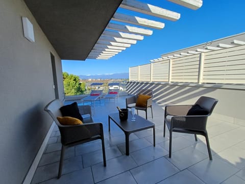 View (from property/room), Balcony/Terrace, Dining area