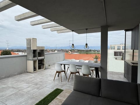 The Lake Queen - Big terrace and Pool Apartment in Peschiera del Garda