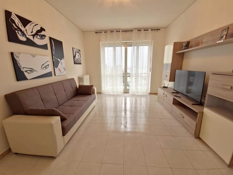 Communal lounge/ TV room, TV and multimedia, Living room, Seating area, Evening entertainment, internet