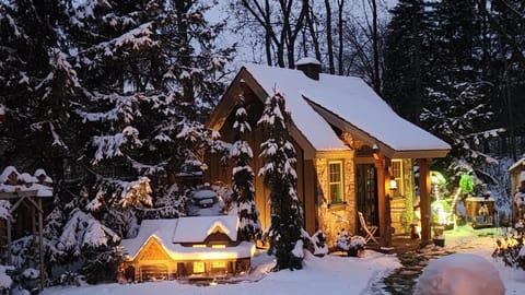 Everchanging Seasons-Hot Tub, Game Haven & Central Retreat House in Burnsville