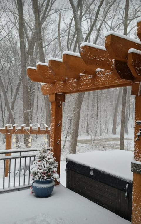 Everchanging Seasons-Hot Tub, Game Haven & Central Retreat House in Burnsville