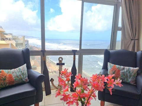 Day, Natural landscape, TV and multimedia, Living room, Seating area, Sea view