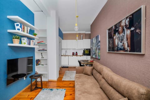 TV and multimedia, Kitchen or kitchenette, Living room, Seating area