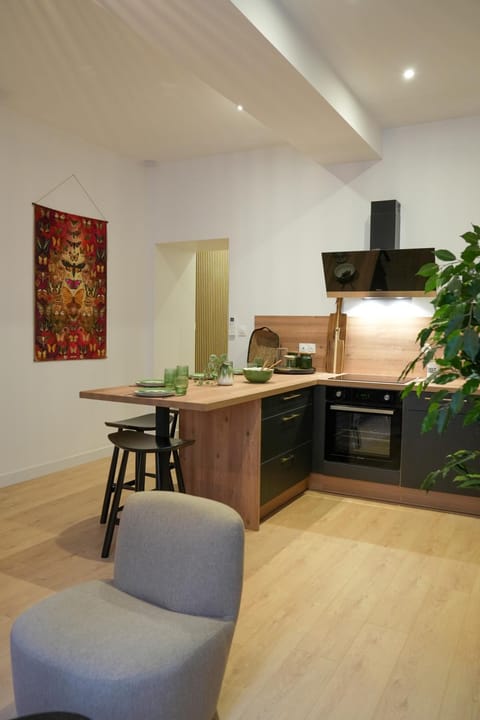 Kitchen or kitchenette, Dining area, minibar