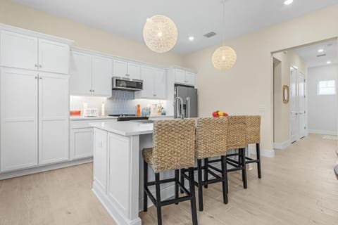 Stunning - Close to the Beach, Heated Pool House in Estero Island