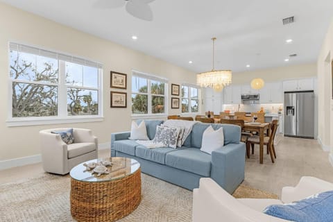 Stunning - Close to the Beach, Heated Pool House in Estero Island