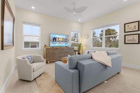 Stunning - Close to the Beach, Heated Pool House in Estero Island