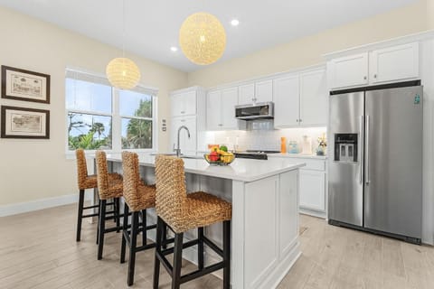 Stunning - Close to the Beach, Heated Pool House in Estero Island