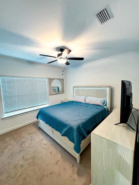 Sleeps 32, Arcade & Game Room, Pool, Golf Cart to Beach House in Orange Beach