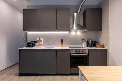 Coffee/tea facilities, Kitchen or kitchenette, dishwasher, stove, toaster