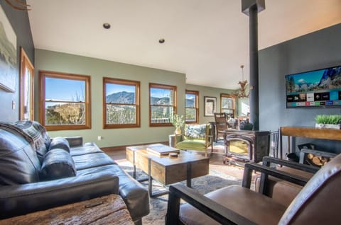 TV and multimedia, Living room, Mountain view, fireplace