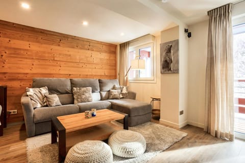Bed, Living room, fireplace