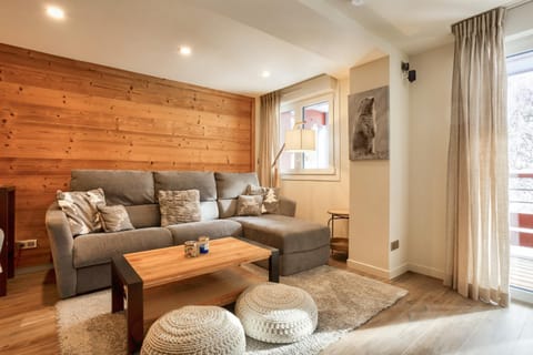Bed, Living room, fireplace