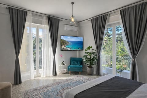 Bed, TV and multimedia, Bedroom
