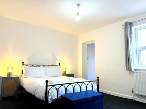 New Southampton Central House - Parking, 6 Beds, Sleeps 9 - City Centre l Cruise Terminal l Great for Contractors, Friends & Families House in Southampton