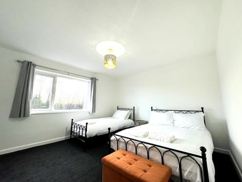 New Southampton Central House - Parking, 6 Beds, Sleeps 9 - City Centre l Cruise Terminal l Great for Contractors, Friends & Families House in Southampton