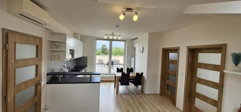 TV and multimedia, Kitchen or kitchenette, Dining area