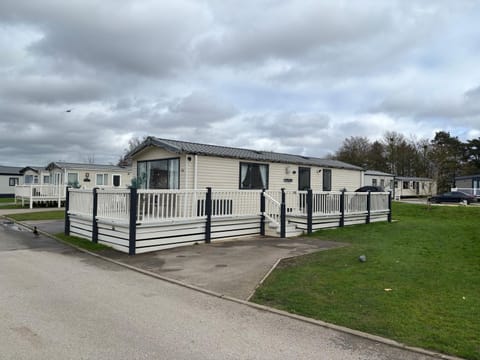 Rachel Retreat Caravan Kingfisher Court Tattershall Lake Campground/ 
RV Resort in Tattershall