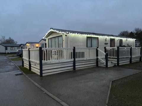 Rachel Retreat Caravan Kingfisher Court Tattershall Lake Campground/ 
RV Resort in Tattershall
