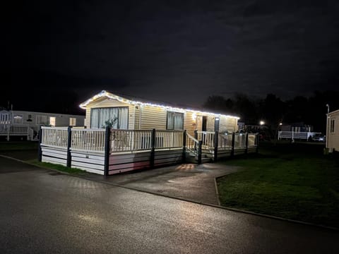 Rachel Retreat Caravan Kingfisher Court Tattershall Lake Campground/ 
RV Resort in Tattershall