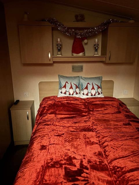 Rachel Retreat Caravan Kingfisher Court Tattershall Lake Campground/ 
RV Resort in Tattershall