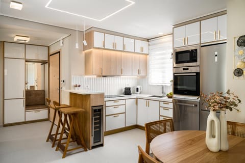 Coffee/tea facilities, Kitchen or kitchenette, stove