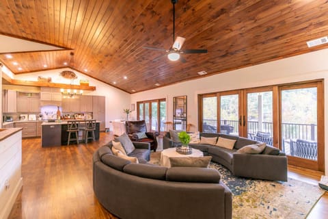 Sweet Water Estate House in Watauga Lake