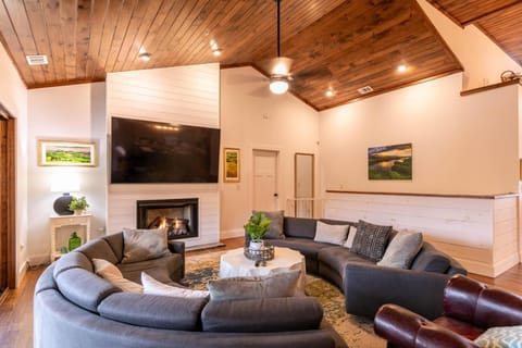 Sweet Water Estate House in Watauga Lake