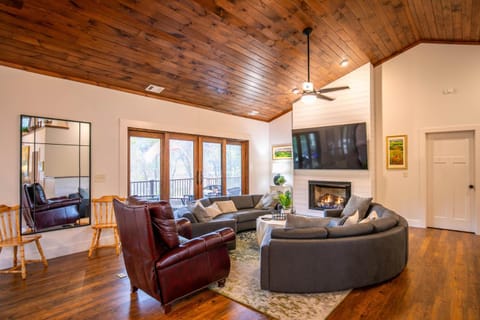 Sweet Water Estate House in Watauga Lake