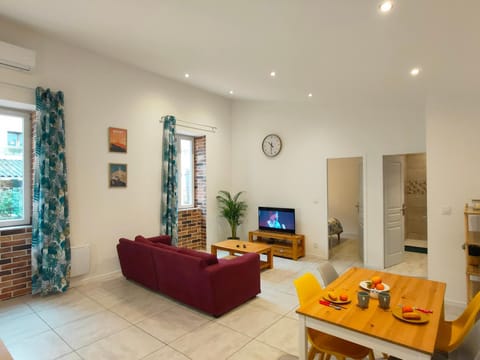 Communal lounge/ TV room, Living room, Seating area, Dining area