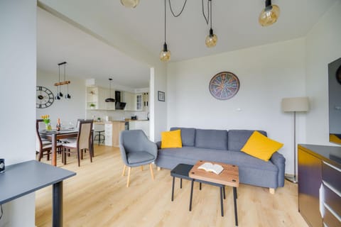 Kitchen or kitchenette, Living room, Seating area, Dining area