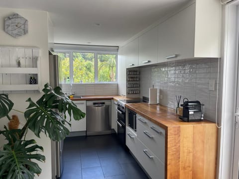 Coffee/tea facilities, Kitchen or kitchenette, oven, stove, toaster