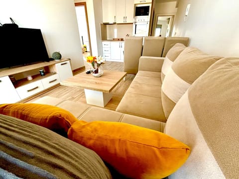 Communal lounge/ TV room, TV and multimedia, Kitchen or kitchenette, Living room, Seating area, Evening entertainment
