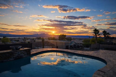 View (from property/room), City view, Lake view, Swimming pool, Sunrise, Sunset