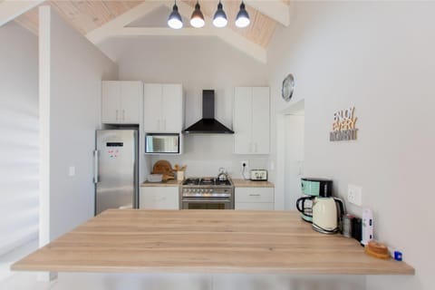 Coffee/tea facilities, Kitchen or kitchenette, oven, stove, toaster