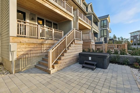 Property building, Hot Tub, Balcony/Terrace