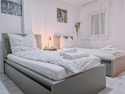 Bed, Photo of the whole room, Bedroom, towels