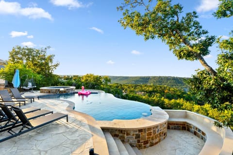 Poolside Retreat - Fire Pit Hot Tub & Sleeps 14 House in Lake Austin
