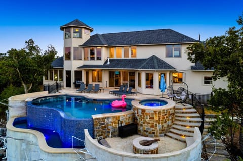 Poolside Retreat - Fire Pit Hot Tub & Sleeps 14 House in Lake Austin