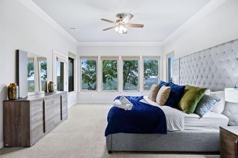 Poolside Retreat - Fire Pit Hot Tub & Sleeps 14 House in Lake Austin