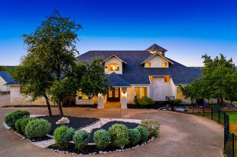 Poolside Retreat - Fire Pit Hot Tub & Sleeps 14 House in Lake Austin